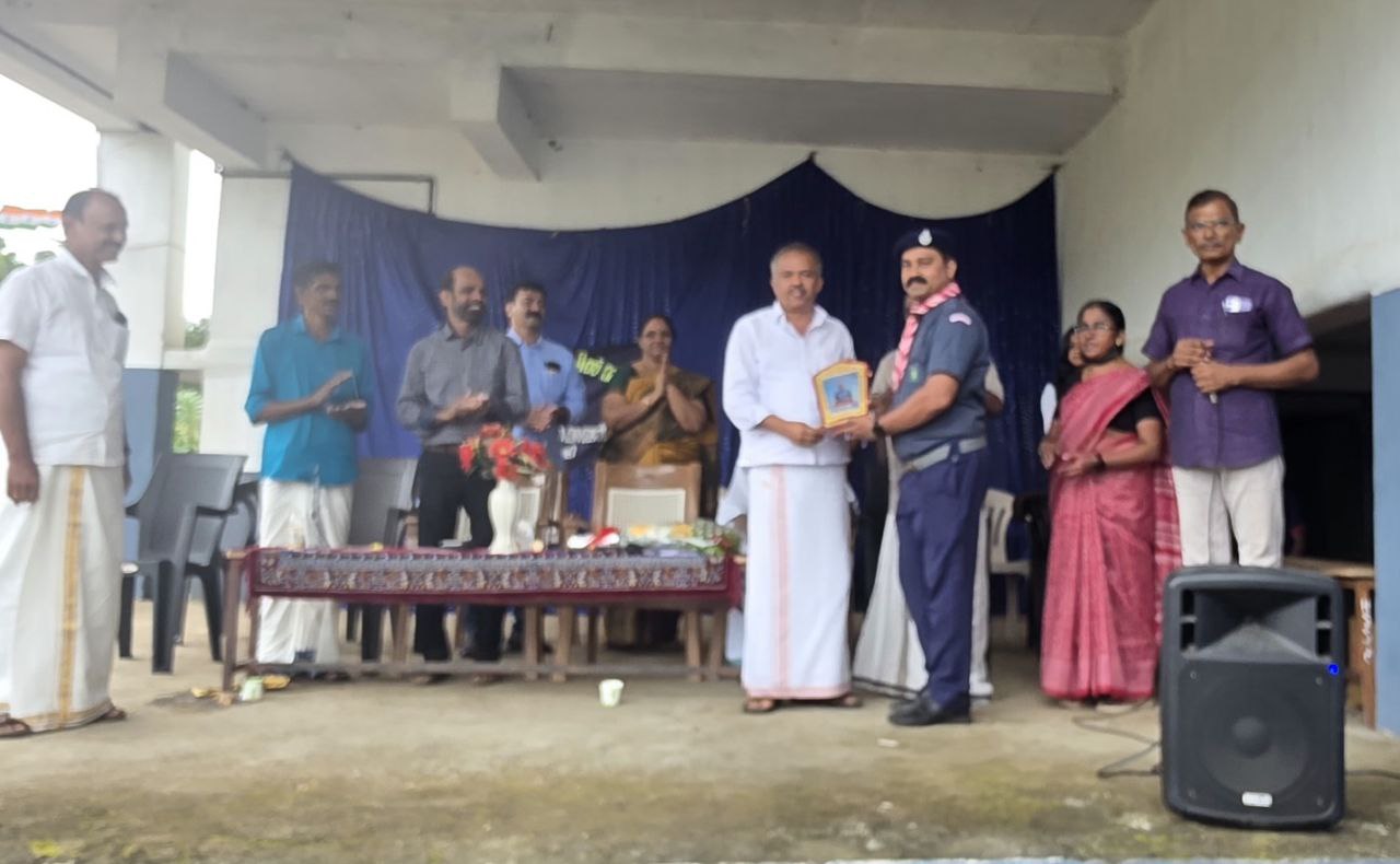 Aswanth Jayakumar receiving special plaque